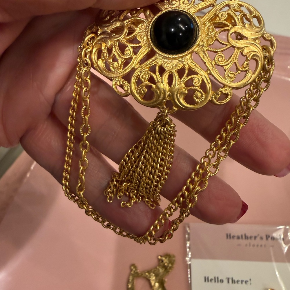 Elegant Gold Brooch with Black Accent - Picture 3 of 6